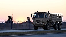 Vojenské vozidlo projí�dí kolem systém� protivzdu�né obrany Patriot...