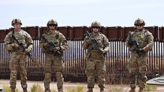 Písluníci americké armády stojí u zdi na americko-mexické hranici v Douglasu...