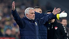 José Mourinho, trenér tureckého Fenerbahce, bhem derby s Galatasarayem.