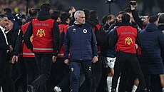 José Mourinho, trenér Fenerbahce, v derby s Galatasarayem.