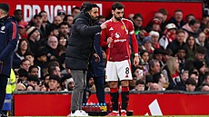 Rúben Amorim z Manchesteru United (vlevo) dává instrukce Brunu Fernandesovi.