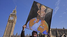 Umlec Kaya Mar ped Westminsterským palácem ukazuje své poslední dílo...