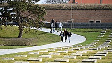 Národní h�bitov v Terezín�. V pozadí Malá pevnost. (duben 2025)