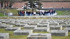 Národní h�bitov v Terezín�. V pozadí Malá pevnost. (duben 2025)