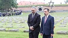 Jan Roubínek, �editel Památníku Terezín (vlevo), p�i pietním aktu na Národním...
