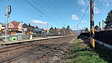 U zastávky Lovosice-m�sto jsou nástupi�t� na obou stranách p�ejezdu. Znamená...