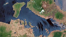 I víc jak 200 let po výbuchu Tambora láká v�dce i laiky. Vysoké sope�né vrstvy...