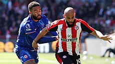 Obránce Reece James z Chelsea (vlevo) a Bryan Mbeumo z Brentfordu