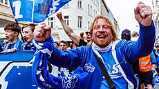 Pochod fanou�k� brn�nské Komety p�ed t�etím semifinálovým zápasem proti Spart�