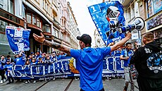 Pochod fanouk brnnské Komety ped tetím semifinálovým zápasem proti Spart