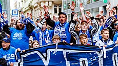 Pochod fanou�k� brn�nské Komety p�ed t�etím semifinálovým zápasem proti Spart�