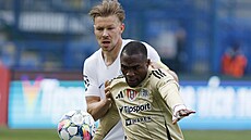 Liberecký stoper Dominik Plechatý brání Quadriho Adedirana z �eských Bud�jovic.