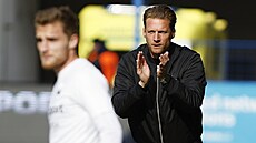 Liberecký trenér Radoslav Ková� povzbuzuje své hrá�e.