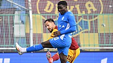 Rajmund Miku z Dukly zkouí vystelit pes bránícího  Solomona Johna z Mladé...