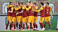 Fotbalisté Dukly se radují z gólu, který vst�elil Marcel �ermák.