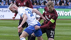 Ostravský útoník Erik Prekop si kryje mí ped bránícím Filipem Panákem ze...