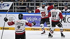 Spar�an�tí hokejisté se radují z gólu Michala �epíka v semifinále proti Komet�...
