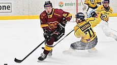 Jihlavský Radim Toman se vyhýbá Jaromíru Kverkovi ze Zlína ve finále 1. ligy.