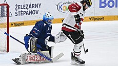 Sparanský útoník Roman Horák zády k brankái Michalu Postavovi z Komety