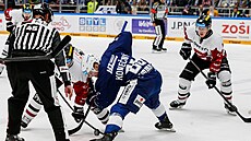 Hokejisté Sparty a Komety Brno na buly bhem tetího semifinále extraligy.