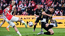 Slávistický křídelník Vasil Kušej střílí gól v utkání proti Hradci Králové.