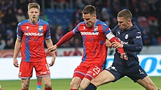 Slovácký obránce Andrej Stojevski (vpravo) se snaí vypíchnout mí Lukái...