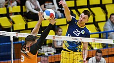 Ústecký Matou Lank smeuje proti bloku Martina Böhma z Dobichovic v barái o...