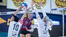 Liberecká Lucie ulcová smeuje v utkání proti Olomouci.