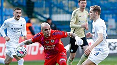 �eskobud�jovický branká� Martin Janá�ek rozehrává v utkání proti Liberci.