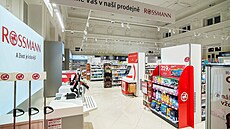 Prodejna Rossmann v budov� hlavního vlakového nádra�í v Brn�