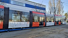 Nová tramvaj koda 52T u stojí na kolejích v hostivaských dílnách DPP.