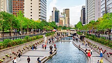 Cheonggyecheon (Ji�ní Korea). P�vodn� byla soulská �eka schovaná pod dálnicí,...