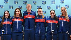 �eské tenistky ve slo�ení (zleva) Dominika �alková, Linda Nosková, kapitán Petr...