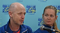 Kapitán �eských tenistek Petr Pála hovo�í na tiskové konferenci p�ed...