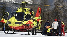 Záchraná�i stabilizují Federicu Brignoneovou p�ed nalo�ením do vrtulníku....