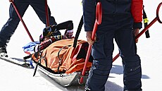 Záchraná�i transportují Federicu Brignoneovou na saních k vrtulníku.