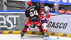 Hradecký Jakub Pour blokuje u mantinelu Roberta Kousala z Pardubic.