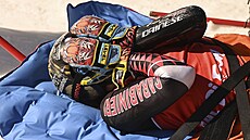 Neastná Federica Brignoneová na záchranáských saních poté, co si v obím...