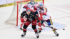 Ondej Vála brání v pohybu Davidu astnému ped pardubickou bránou Romana...