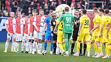 Hrái Olomouce a Slavie se zdraví ped zaátkem tvrtfinálového utkání Mol Cupu.