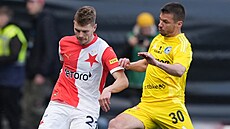 Záloník Slavie David Doudra brání mí ped Janem Navrátilem z Olomouce.