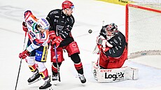 Hradecký branká� Stanislav �korvánek zasahuje proti pardubické st�ele.
