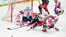 Hradecký Radek Pila� se natahuje po puku p�ed pardubickou bránou Romana Willa.