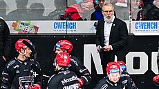 Trenér Tomá� Martinec dává pokyny svým sv��enc�m z Hradce Králové.