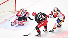 Jakub Pour v akci p�ed pardubickou bránou.