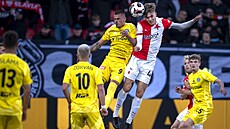 Hlavi�kový souboj Jana Klimenta (9) s Mikulá�em Kone�ným.