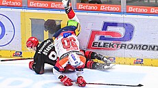 Robert Kousal p�epadává p�es Davida ��astného.