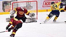 Michal Gago st�ílí první zlínský gól proti jihlavskému branká�i Adamu Beranovi.