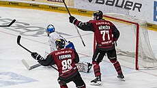 Miroslav Forman a David Nmeek slaví gól, který do brnnské brány poslal Pavel...
