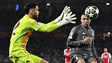 Branká Arsenalu David Raya chrání mí ped útoníkem Realu Madrid Kylianem...